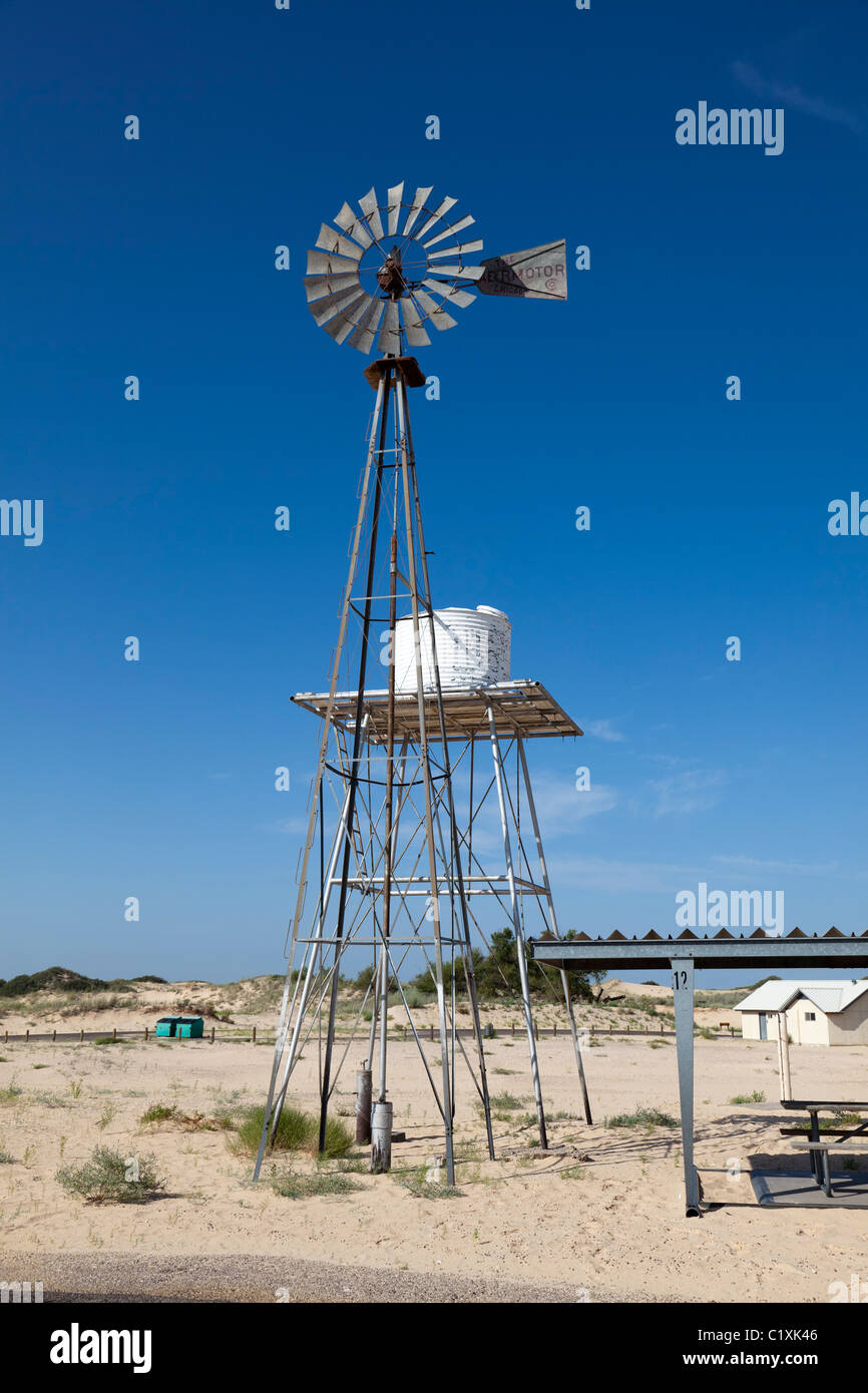Vento pompa ad acqua azionata in dune di sabbia Monahans colline di sabbia  del Parco Statale Texas USA Foto stock - Alamy