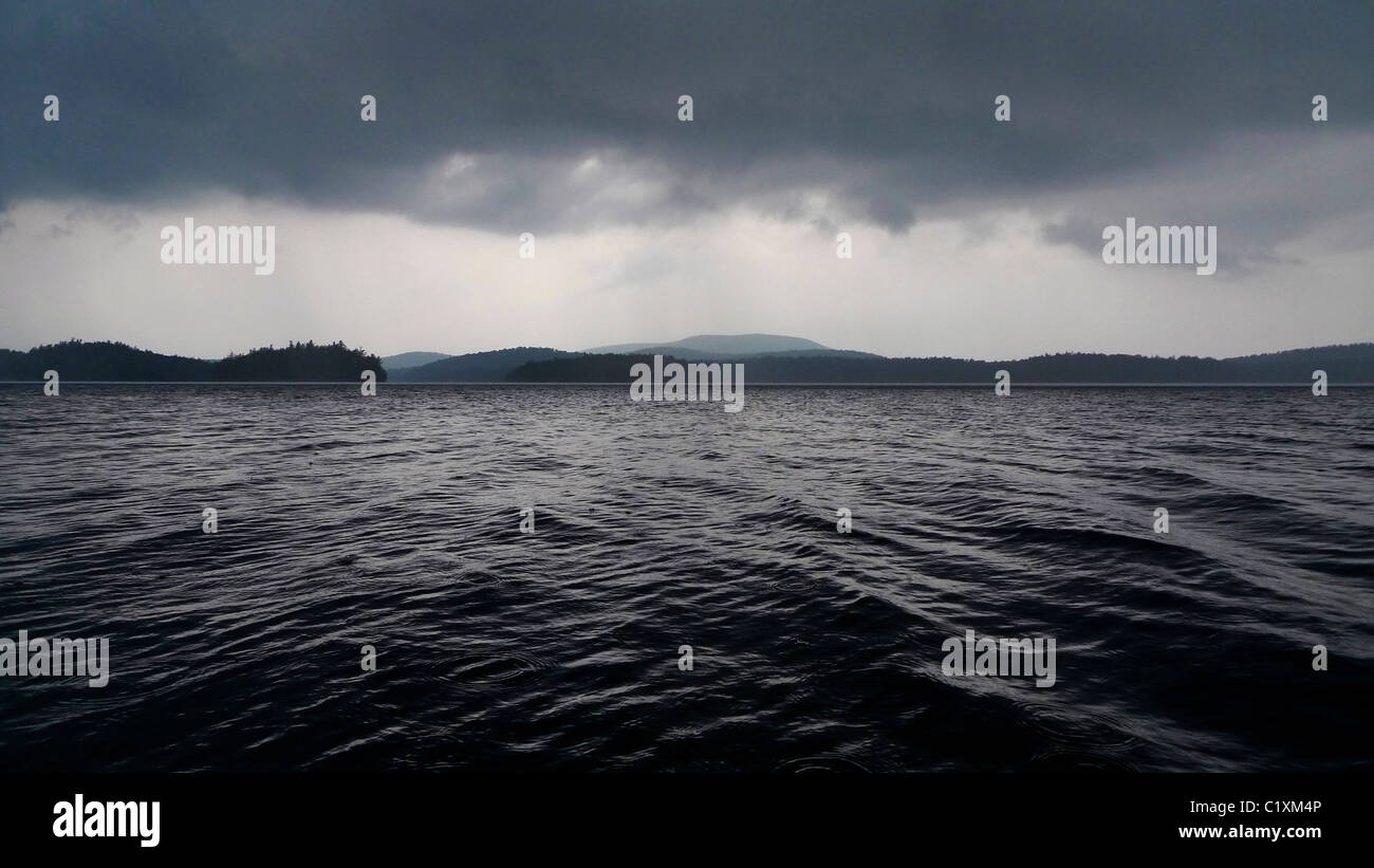 Scoraggiante profondo lago tempestoso e nuvole. Foto Stock