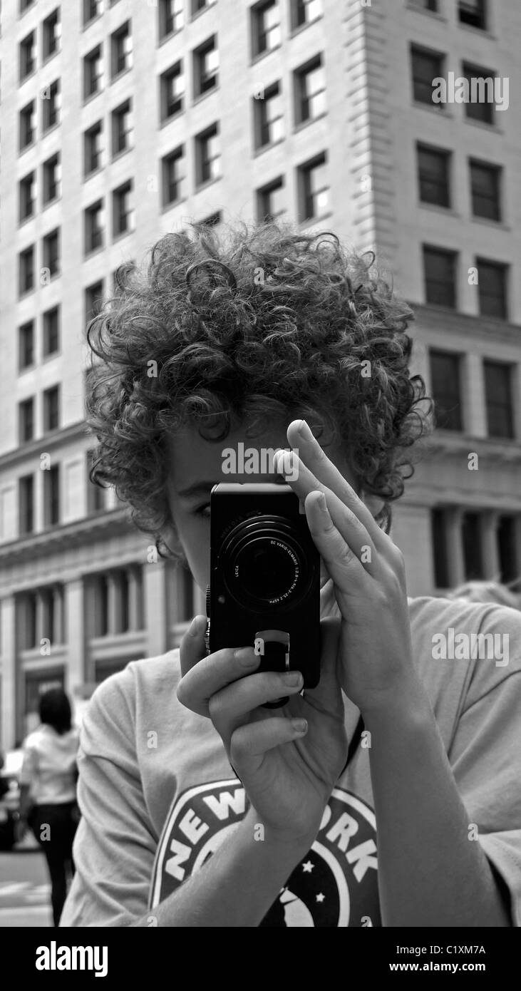 Giovani New York turistica prendendo fotografie con una fotocamera. Foto Stock