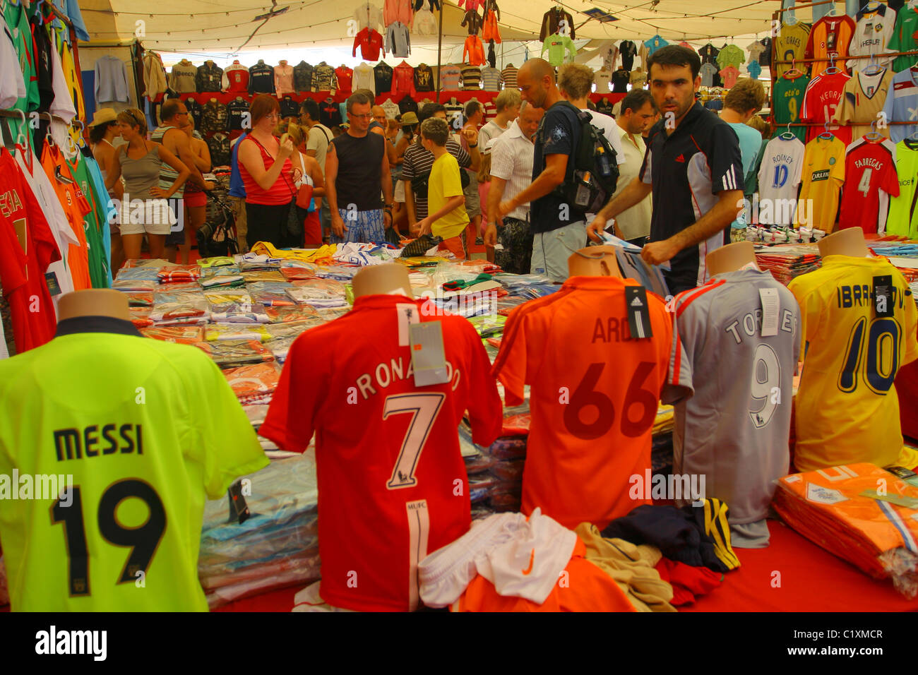 Fake replica kit calcio per la vendita al mercato turistico in Fethiye. Mugla, Turchia Foto Stock