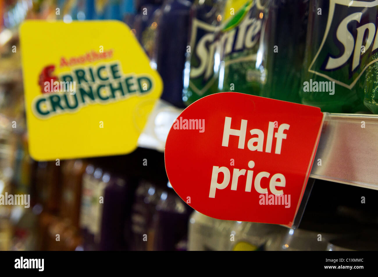 Un ' metà prezzo ' ticket in un supermercato uk Foto Stock
