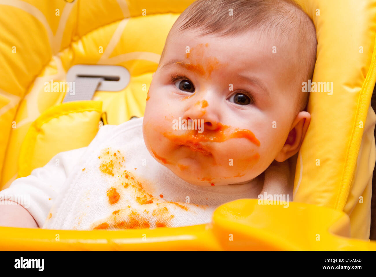 Bambino in sedia alta contemplati nei prodotti alimentari Foto Stock