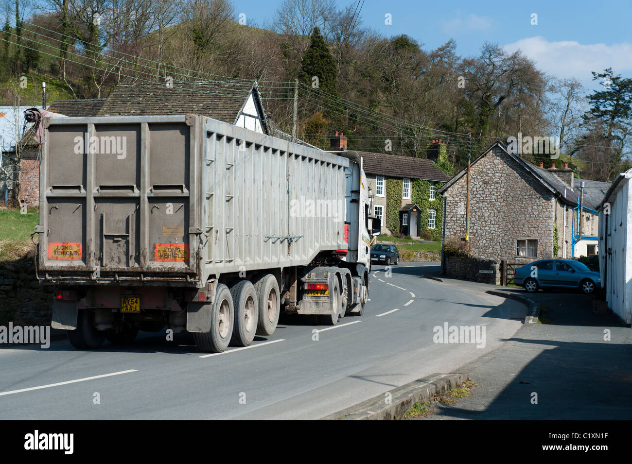 Un automezzo pesante guidando attraverso il nuovo villaggio Radnor, Powys mid Wales UK Foto Stock