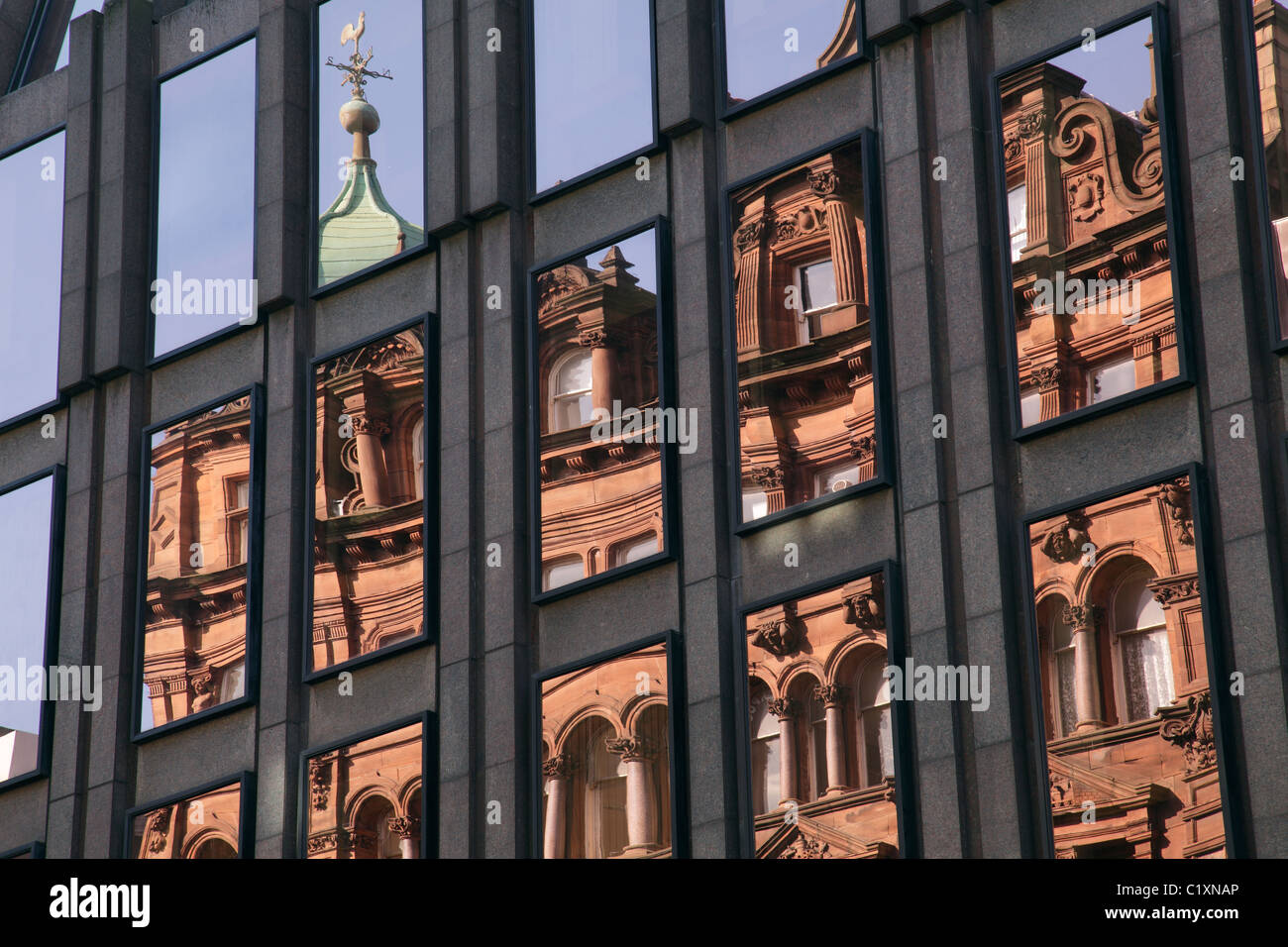 Riflesso del vecchio edificio di pietra arenaria rossa Connal nella facciata in vetro specchiato di un edificio, West George Street, Glasgow façade centro, Scozia, Regno Unito Foto Stock