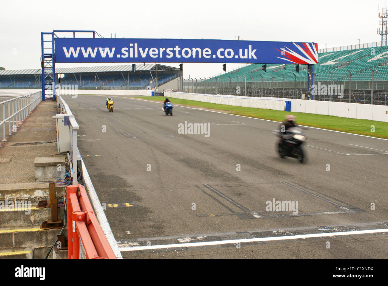 Le motociclette su via giornata a Silverstone Foto Stock