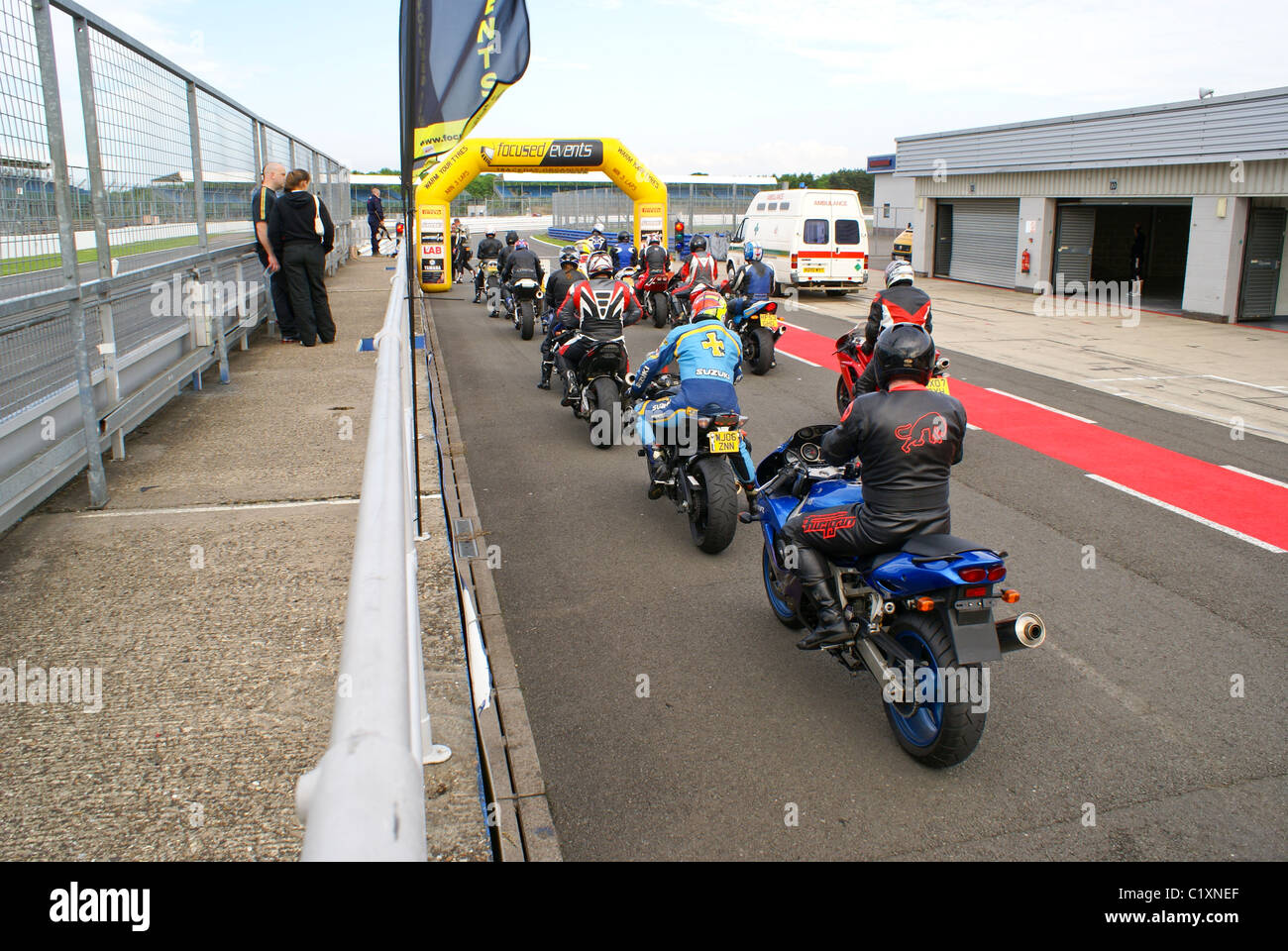 Le motociclette su via giornata a Silverstone Foto Stock