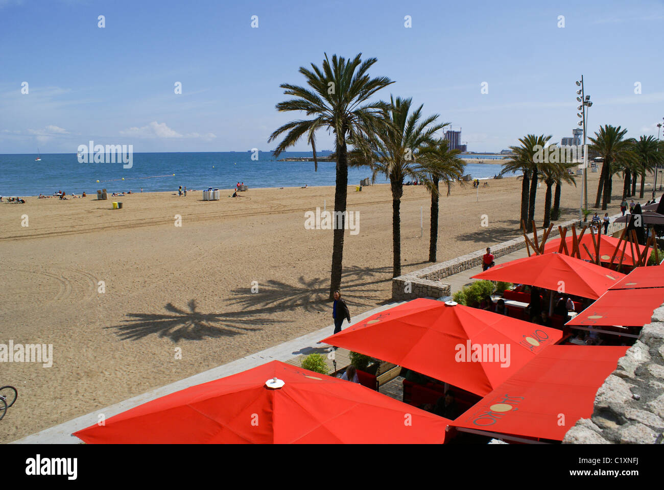 Spiaggia e ombrelloni in Barcellona Foto stock - Alamy