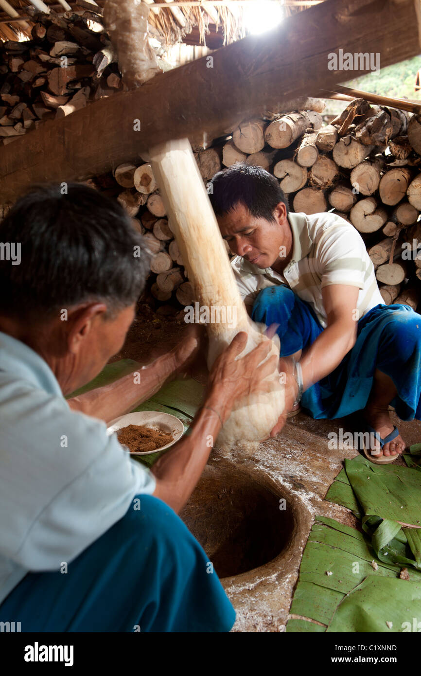 Lisu Hill Tribes fare la torta di riso da tapis roulant per celebrare il nuovo anno, Ban Hai Ko, Mae Salong, Ching Rai, Thailandia Foto Stock