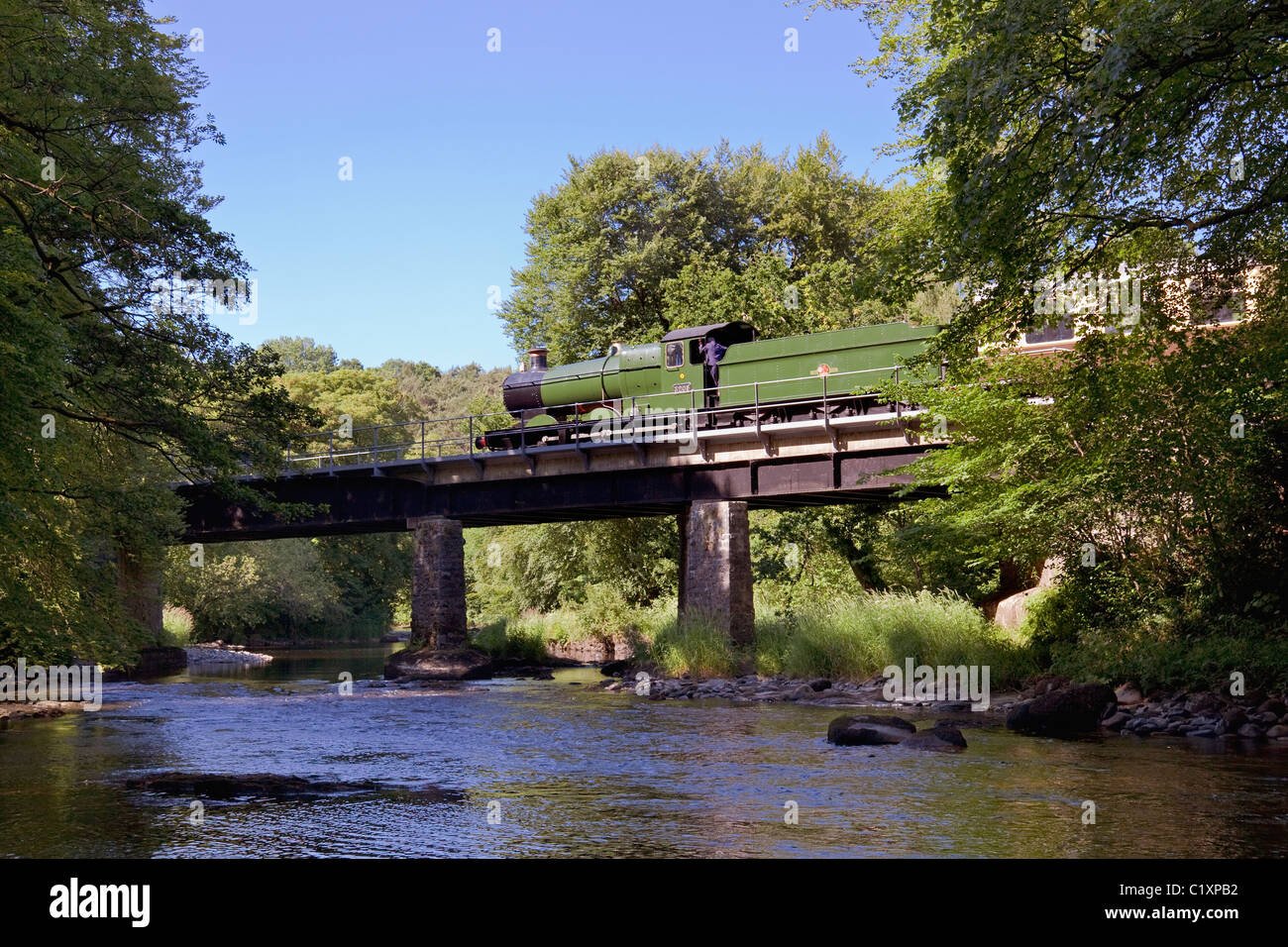 3205 attraversando il fiume Dart vicino a Buckfastleigh, South Devon Steam Railway, Devon, Inghilterra, Regno Unito Foto Stock
