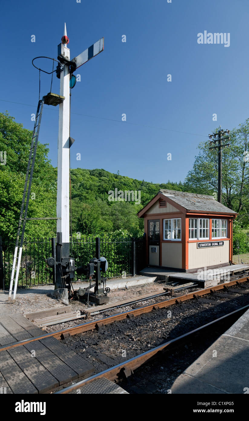 GWR Signal Box e Home Signal sulla South Devon Railway, Staverton, Devon, Inghilterra, Regno Unito Foto Stock