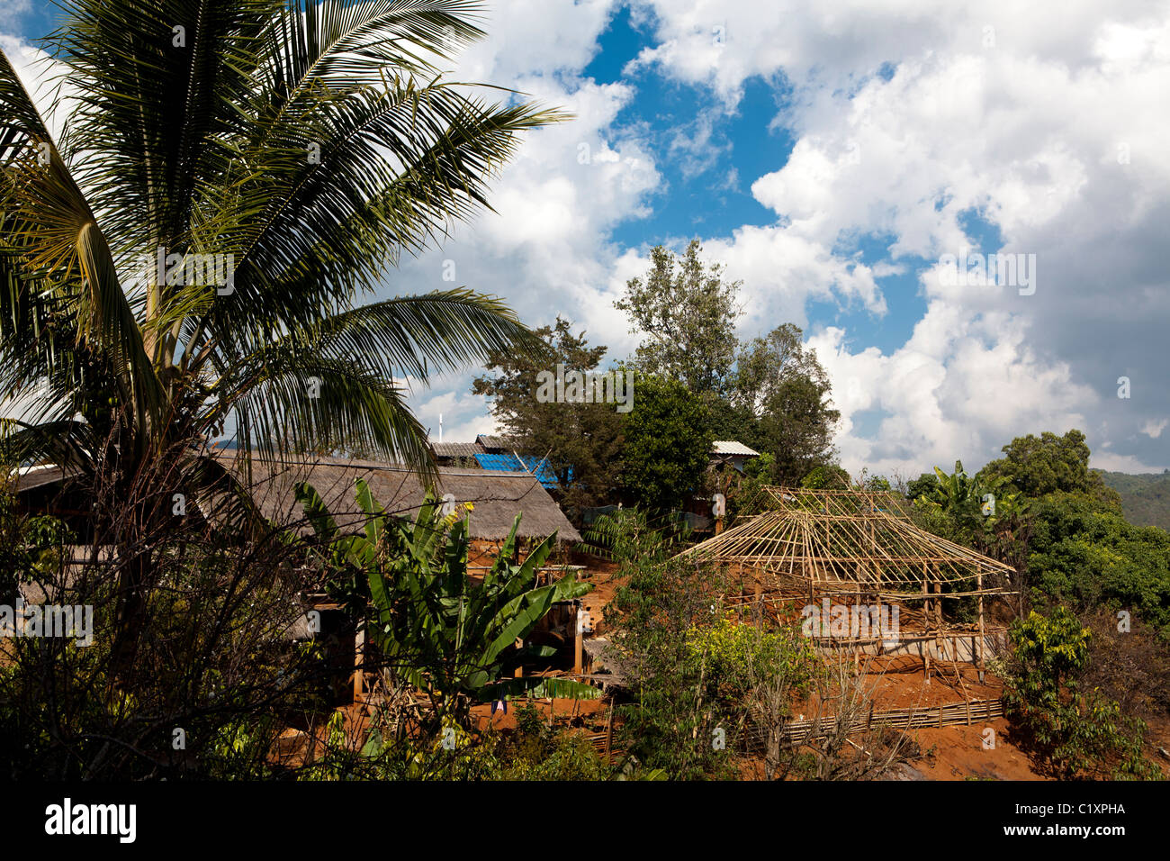 Mae Salong Akha village con cielo blu, Mae Salong, Chiang Rai, Thailandia Foto Stock