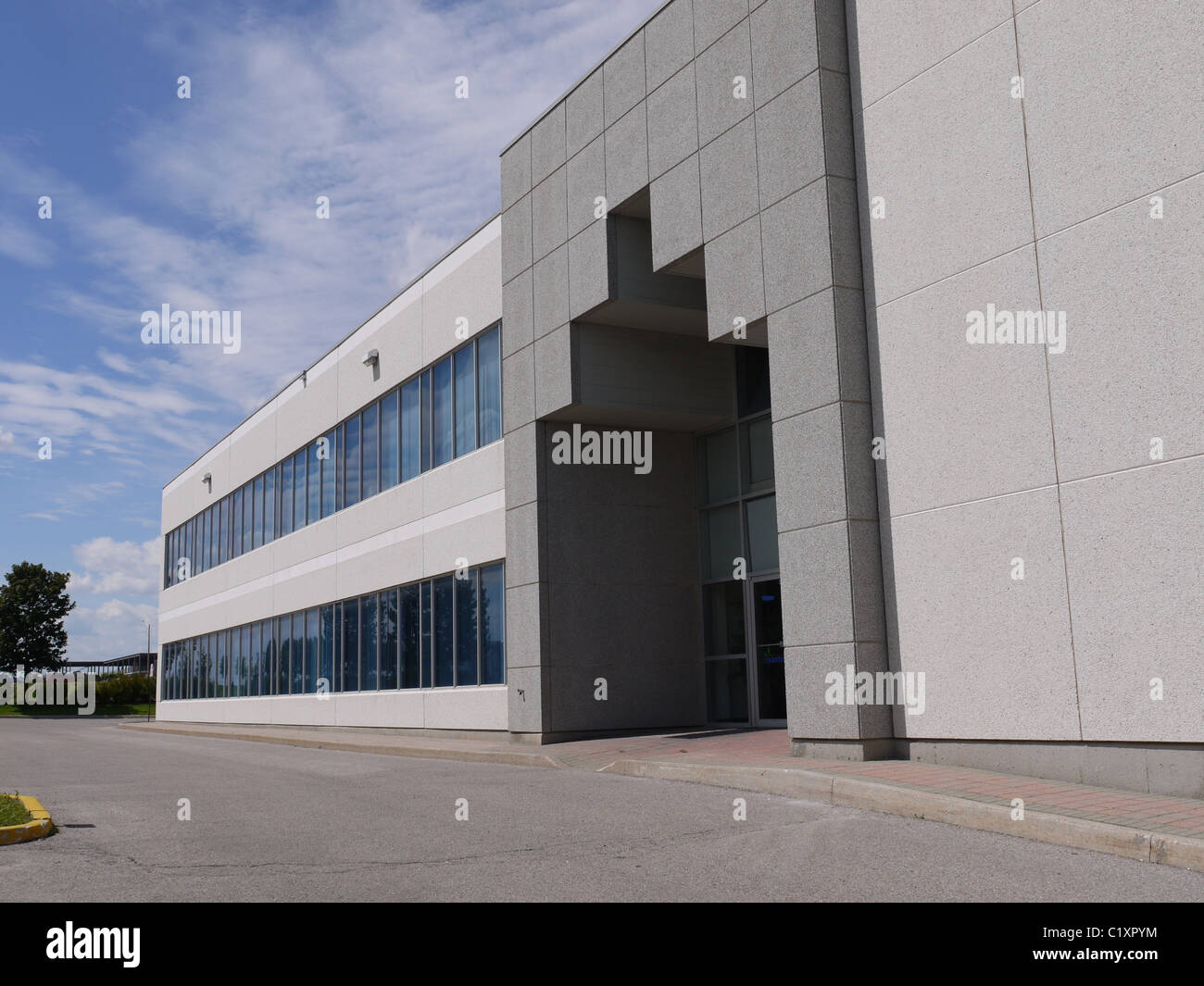 Moderno e basso suburban edificio per uffici ad alta tecnologia per la società Foto Stock