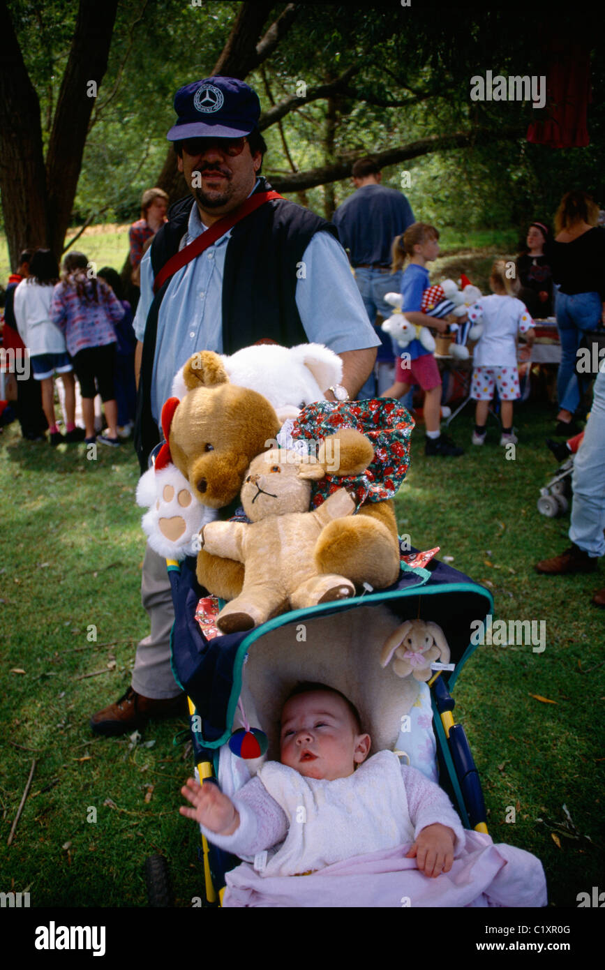 Dunedin in Nuova Zelanda orsetti di peluche Picnic Bears & Baby nella PRAM Foto Stock