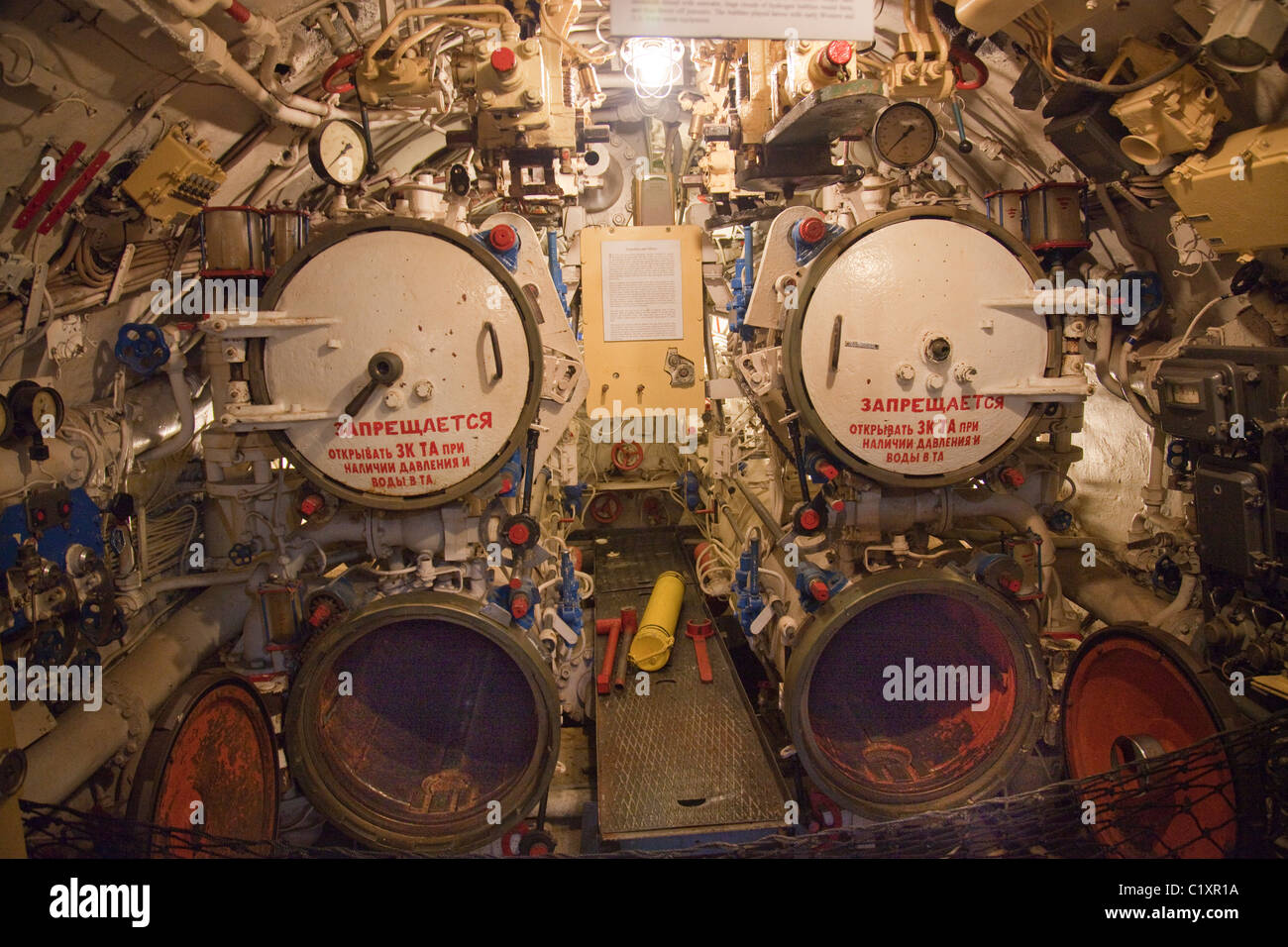 Interno del B-39 sottomarini sovietici al Museo Marittimo di San Diego Foto Stock