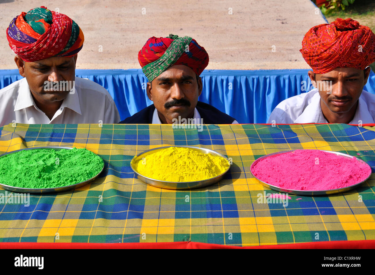 Tre indiani che indossano turbanti del Rajasthani sull'occasion di Holi festival Foto Stock