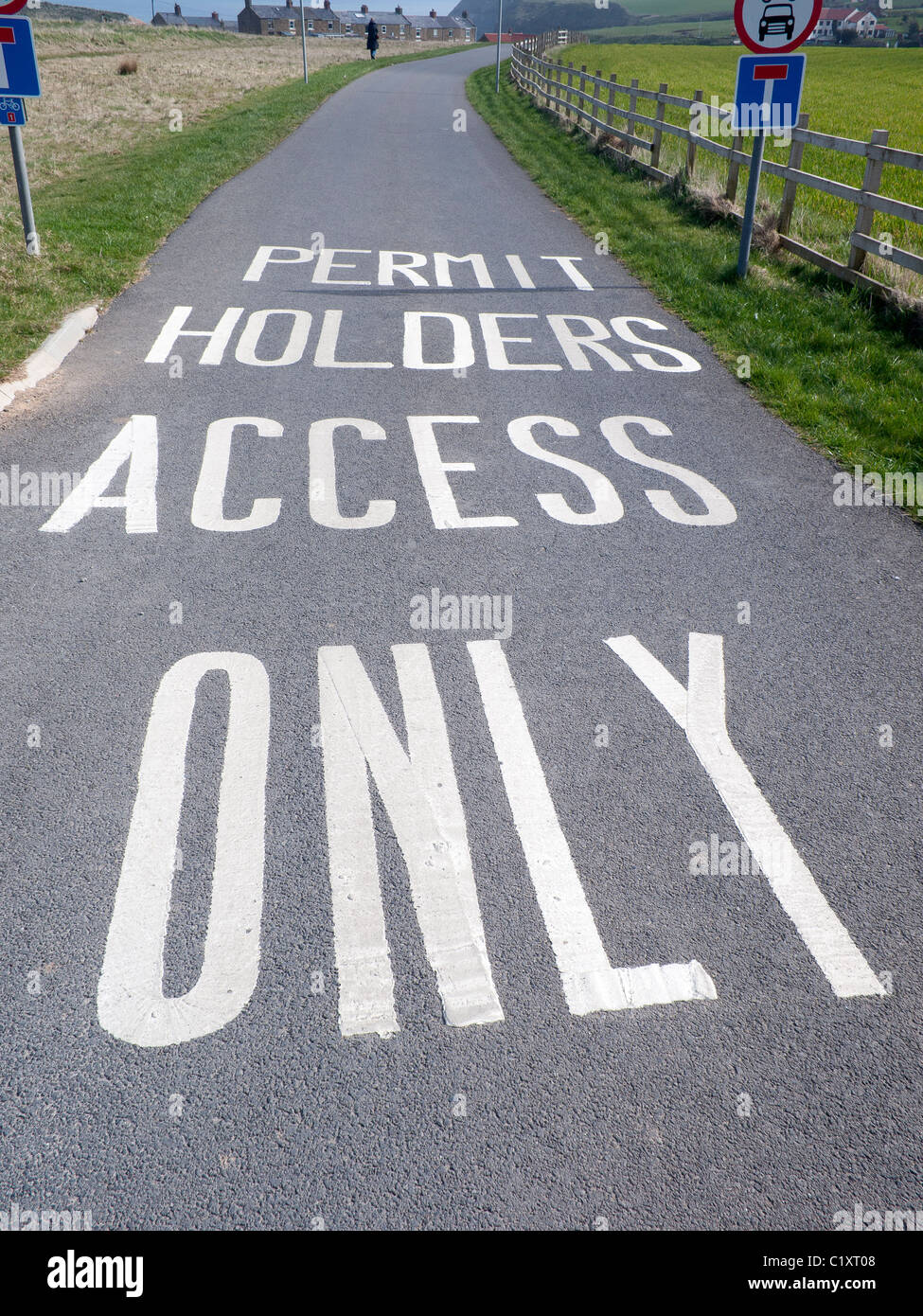 I titolari di autorizzazioni accesso solo segno marcato su una strada stretta Foto Stock