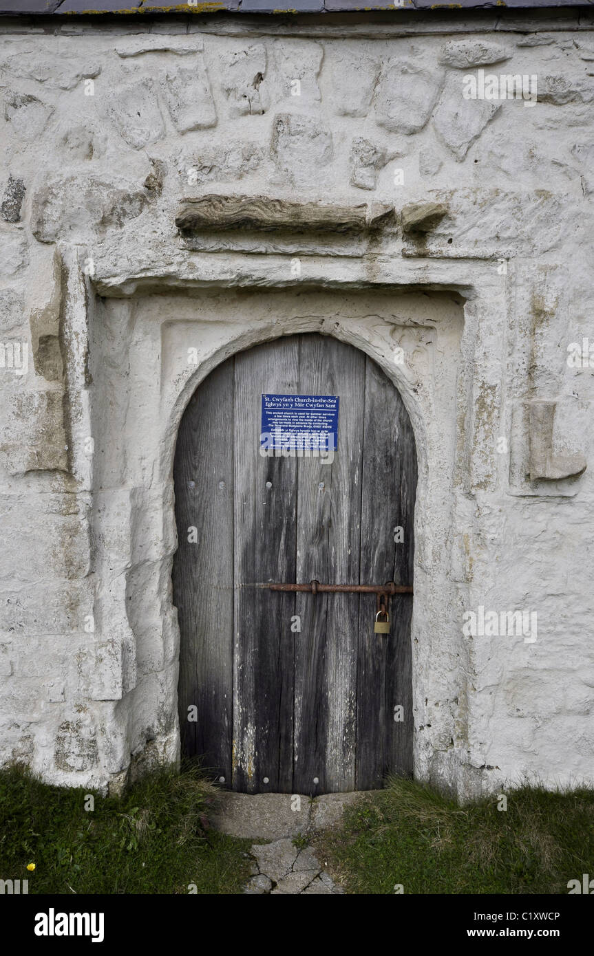 St Cwyfans chiesa duecentesca porta in prossimità Aberffraw su Anglesey North Wales coast Foto Stock