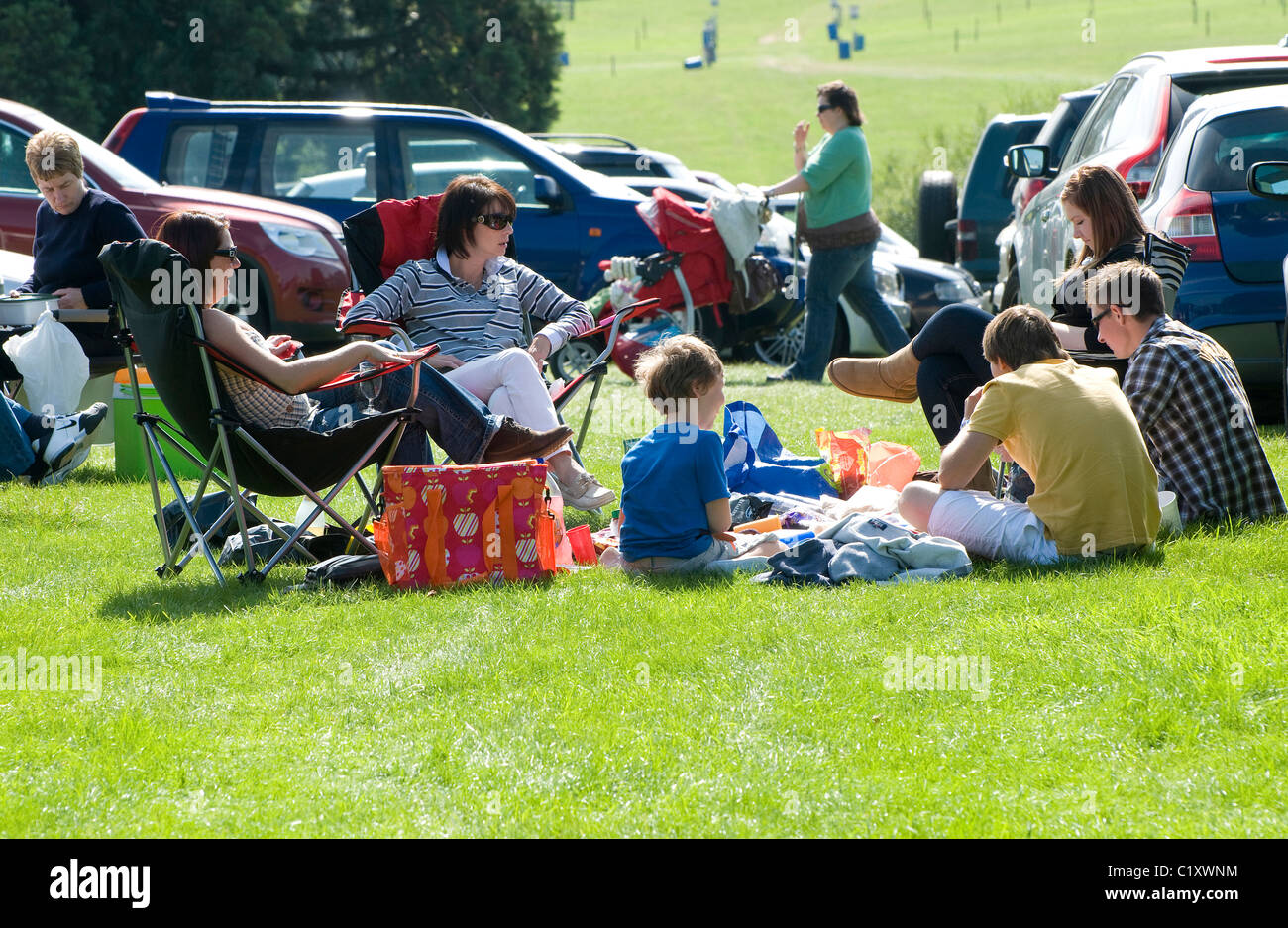 Le persone aventi picnic in parcheggio, burghley, lincolnshire, Inghilterra Foto Stock