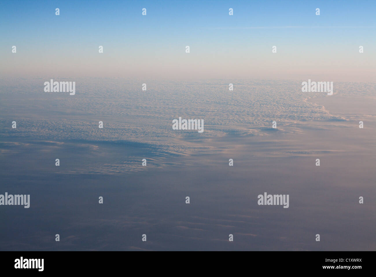 Tipo sky dal piano, cielo blu linea di orizzonte Foto Stock