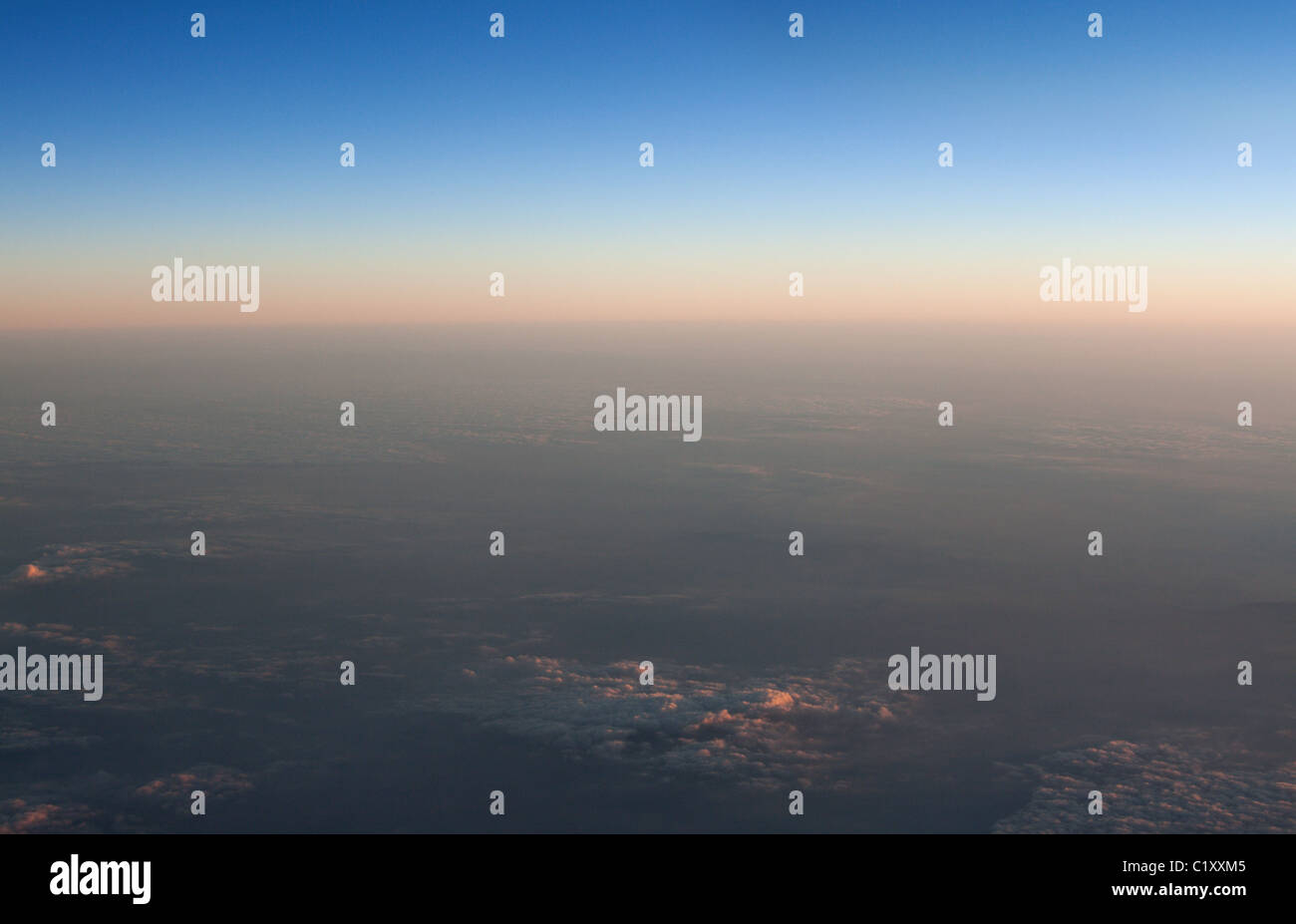 Tipo sky dal piano, cielo blu linea di orizzonte Foto Stock