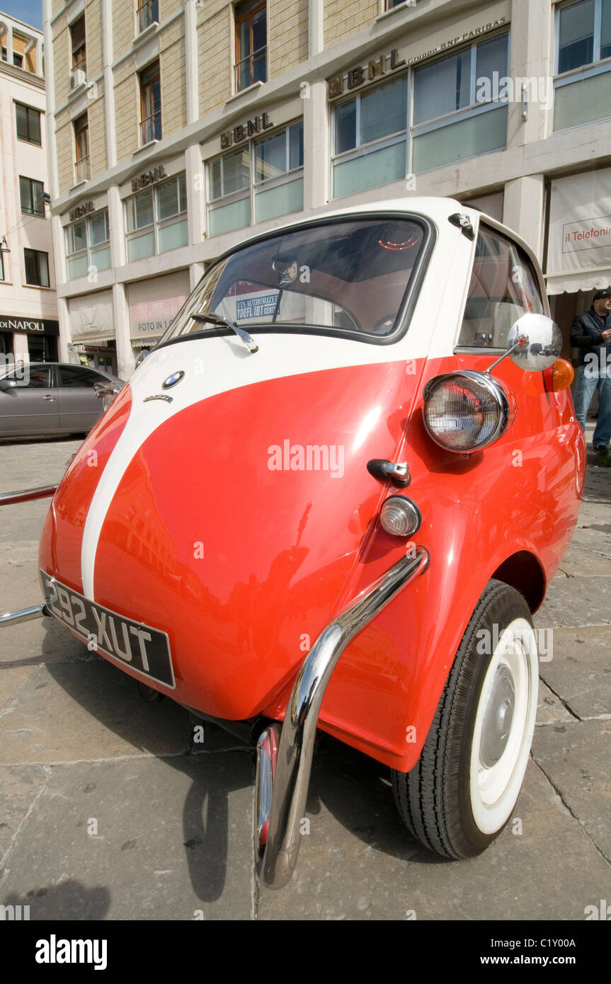 Bubble auto automobili bubblecar bubblecars bmw isetta piccola città piccola tre ruote e ruote ruote 3 piccola Foto Stock
