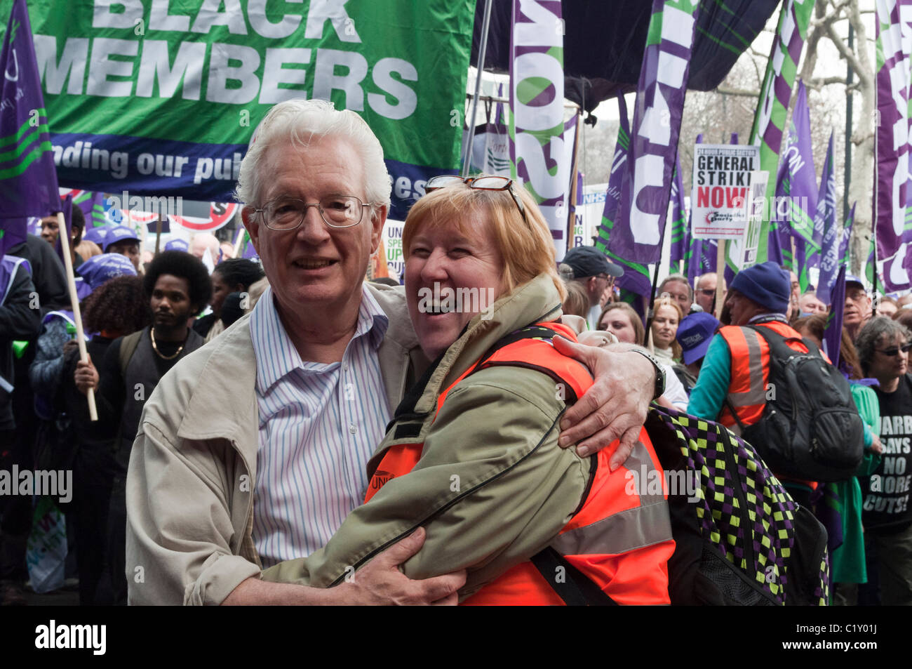 Rodney Bickerstaffe abbraccia la donna a marzo TUC 'March per l' alternativa contro la coalizione di governo tagli 26 Marzo 2011 Foto Stock
