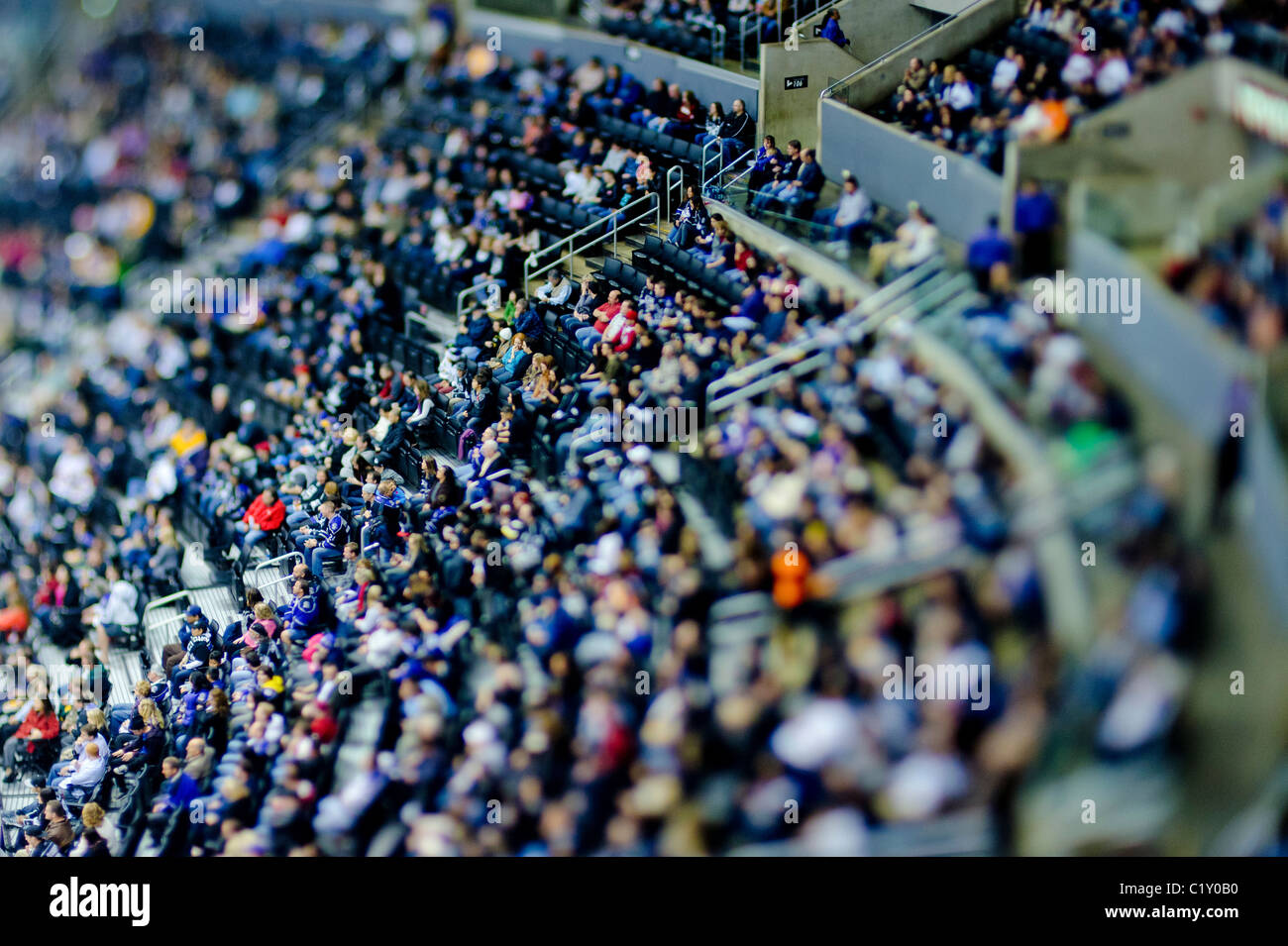 La folla a guardare una partita di hockey su ghiaccio utilizzando la miniaturizzazione tecnica fotografica Foto Stock