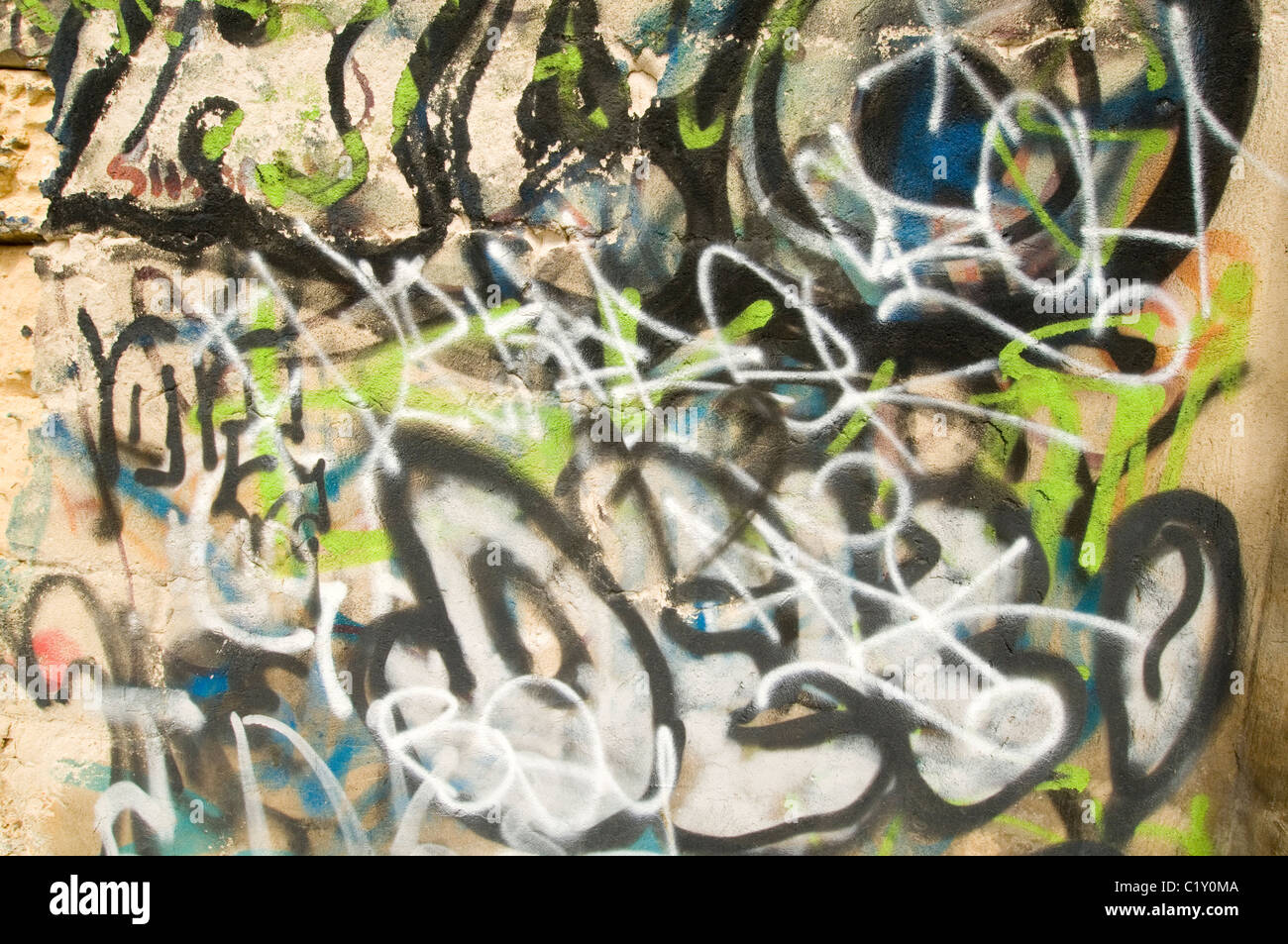 Graffiti street art tag tag tag spray pinta dipinto pista cultura colore colore pitture artistiche artista vandalizzato vandalo Foto Stock