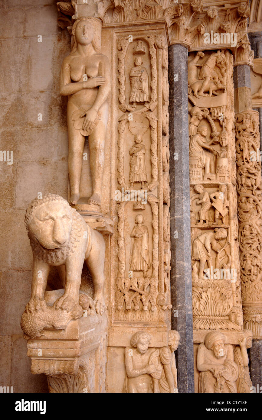 Romaesque portale con sculture di Eve dall'architetto croato maestro Radovan. Saint Lawrence Cattedrale - Trogir - Croazia Foto Stock