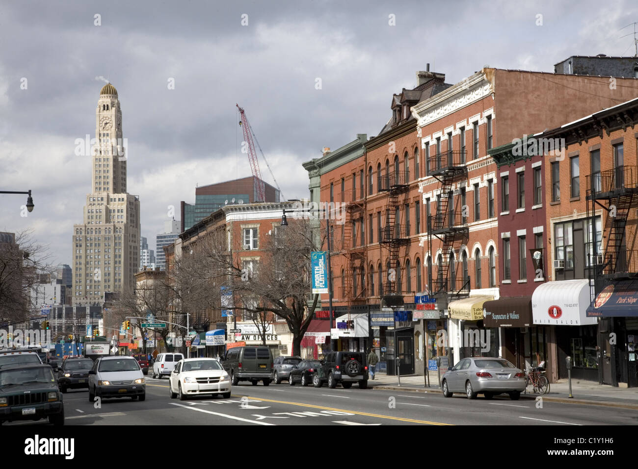 Guardando verso il basso Flatbush Ave. da Park Slope/Prospect Heights con il Williamsburg Savings Bank landmark in background. Foto Stock