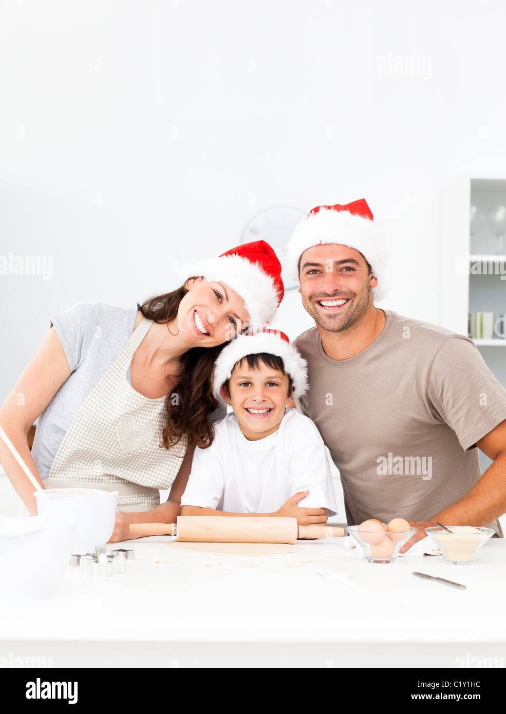 La famiglia felice la cottura biscotti di Natale insieme Foto Stock