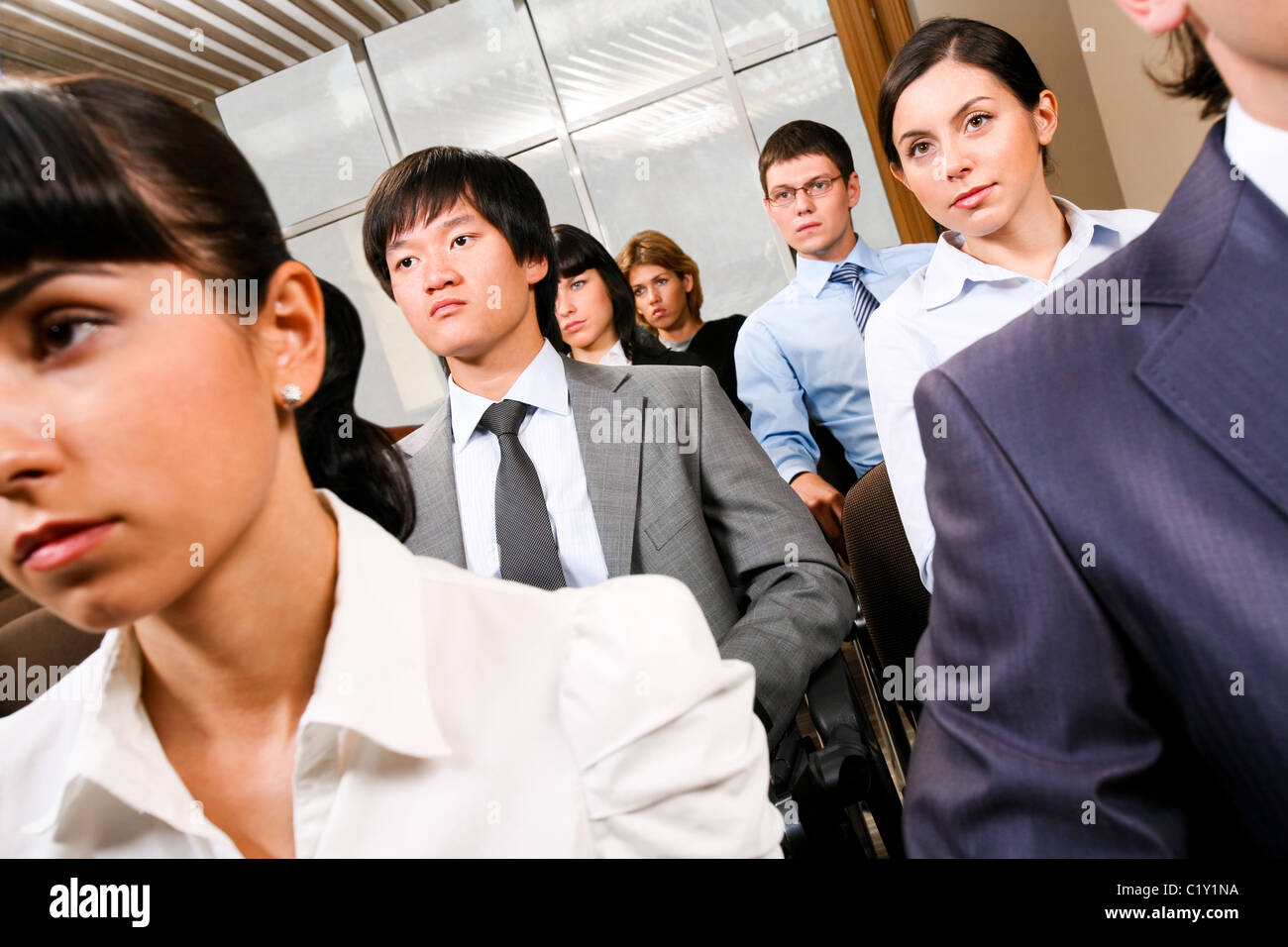 Immagine di fiducia persone presentando in conferenza e ascoltando la lezione Foto Stock