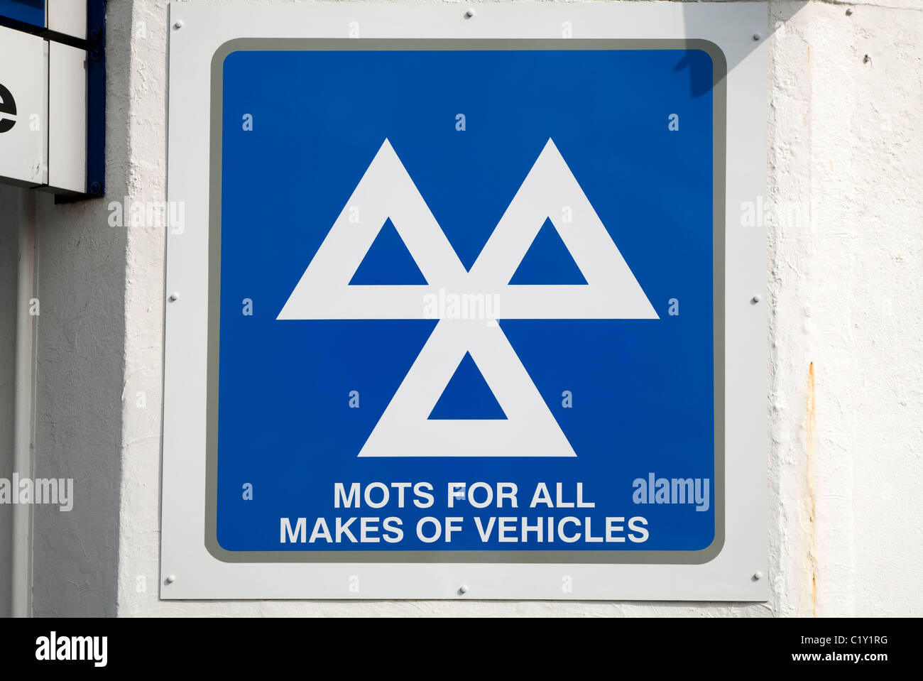 MOT / MOTs segno / logo presso un garage che è anche un ministero dei Trasporti auto e test del veicolo e la stazione di servizio. Foto Stock