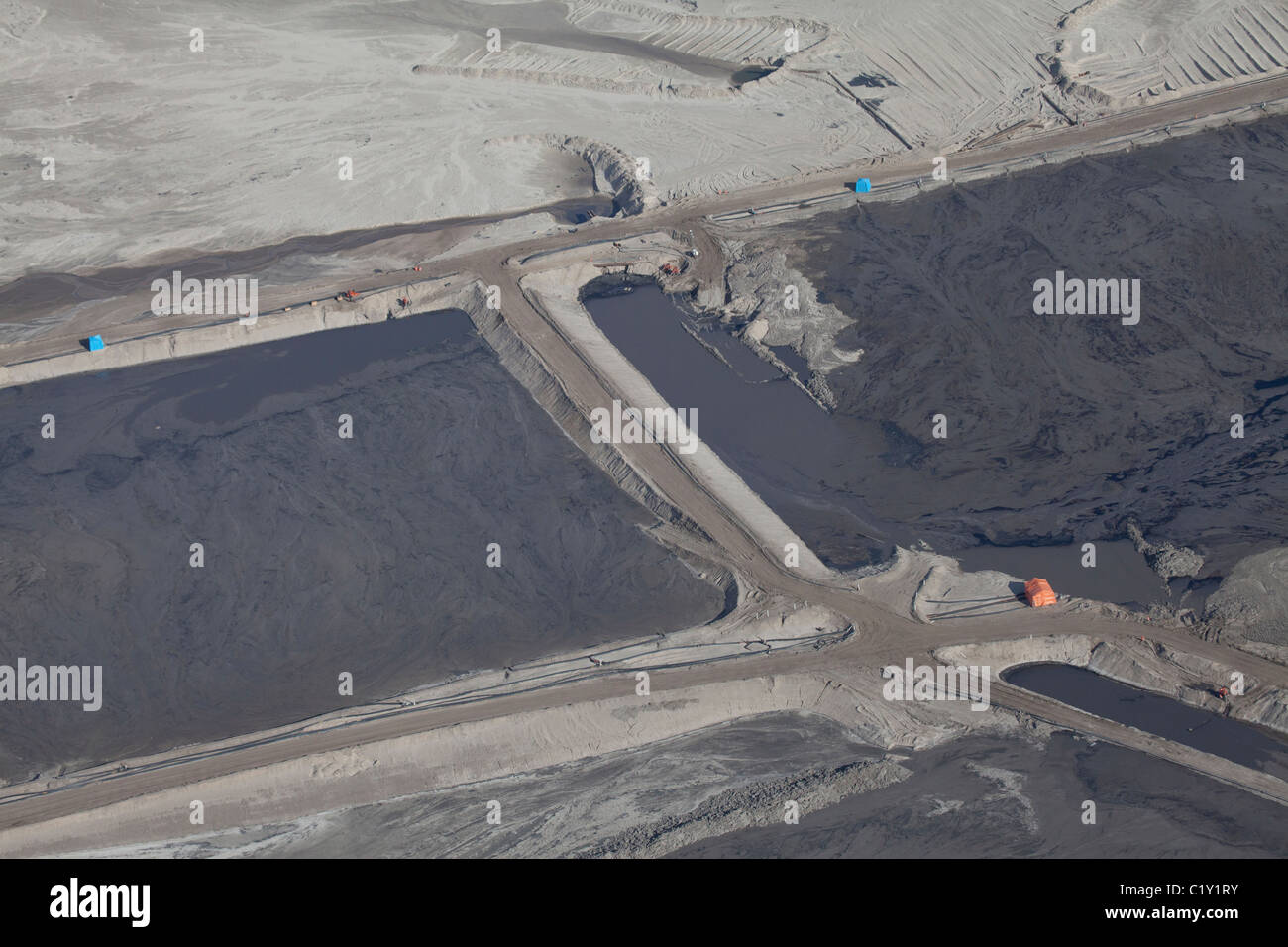 Athabasca Oil Sands in Fort McMurray, il Canada è i mondi più grande singolo deposito di olio ed è ampiamente trattati sul sito. Foto Stock