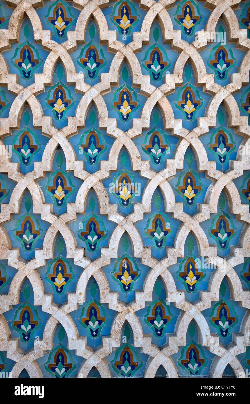 Marocchino tradizionale di formazione di configurazione particolari architettonici sulle pareti del re Hassan II Mosque, Casablanca, Marocco Foto Stock