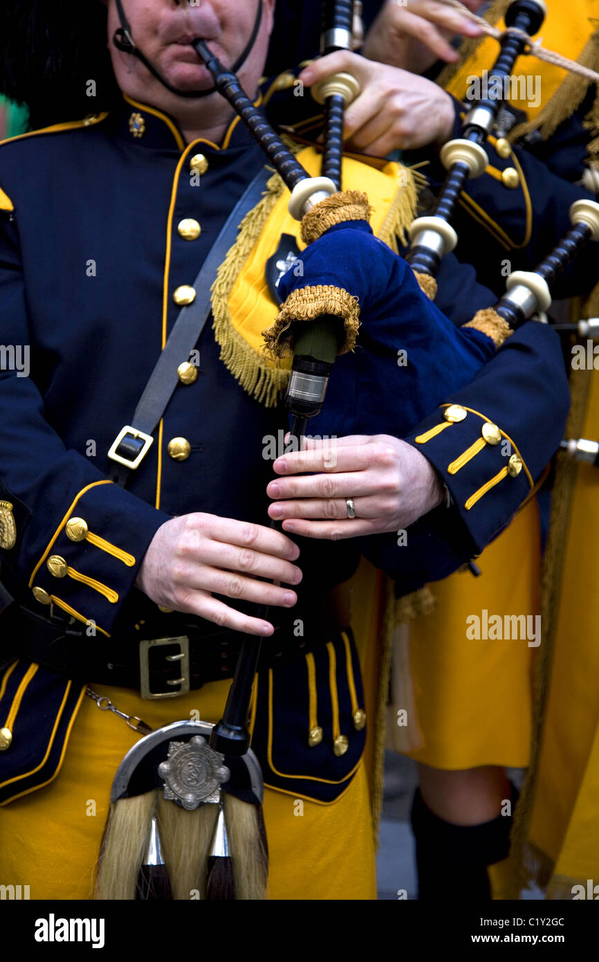 I membri di un irlandese banda di cornamuse tuning fino a marzo in san Patrizio Parade di New York City. Foto Stock