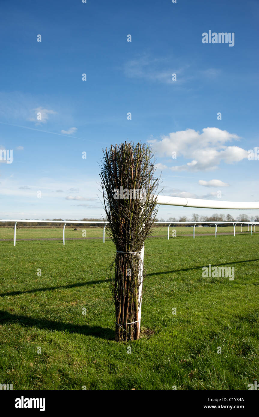 Materiali di scherma legata a una ringhiera in Stratford racecourse, Warwickshire, Inghilterra, Regno Unito Foto Stock