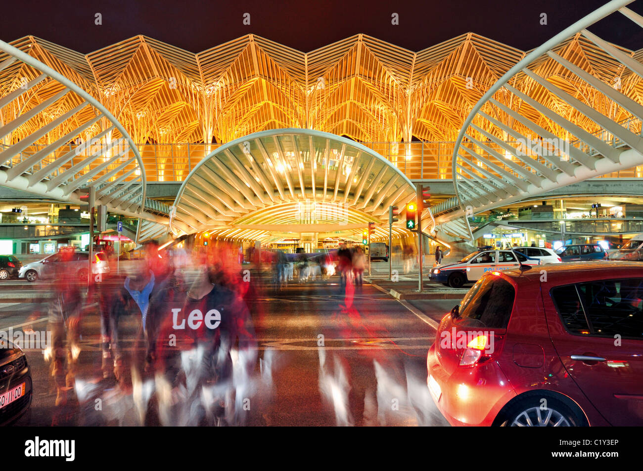 Il portogallo Lisbona: orologio notturno illuminato e una costruzione in vetro e acciaio della stazione Oriente a Nation's Park Foto Stock