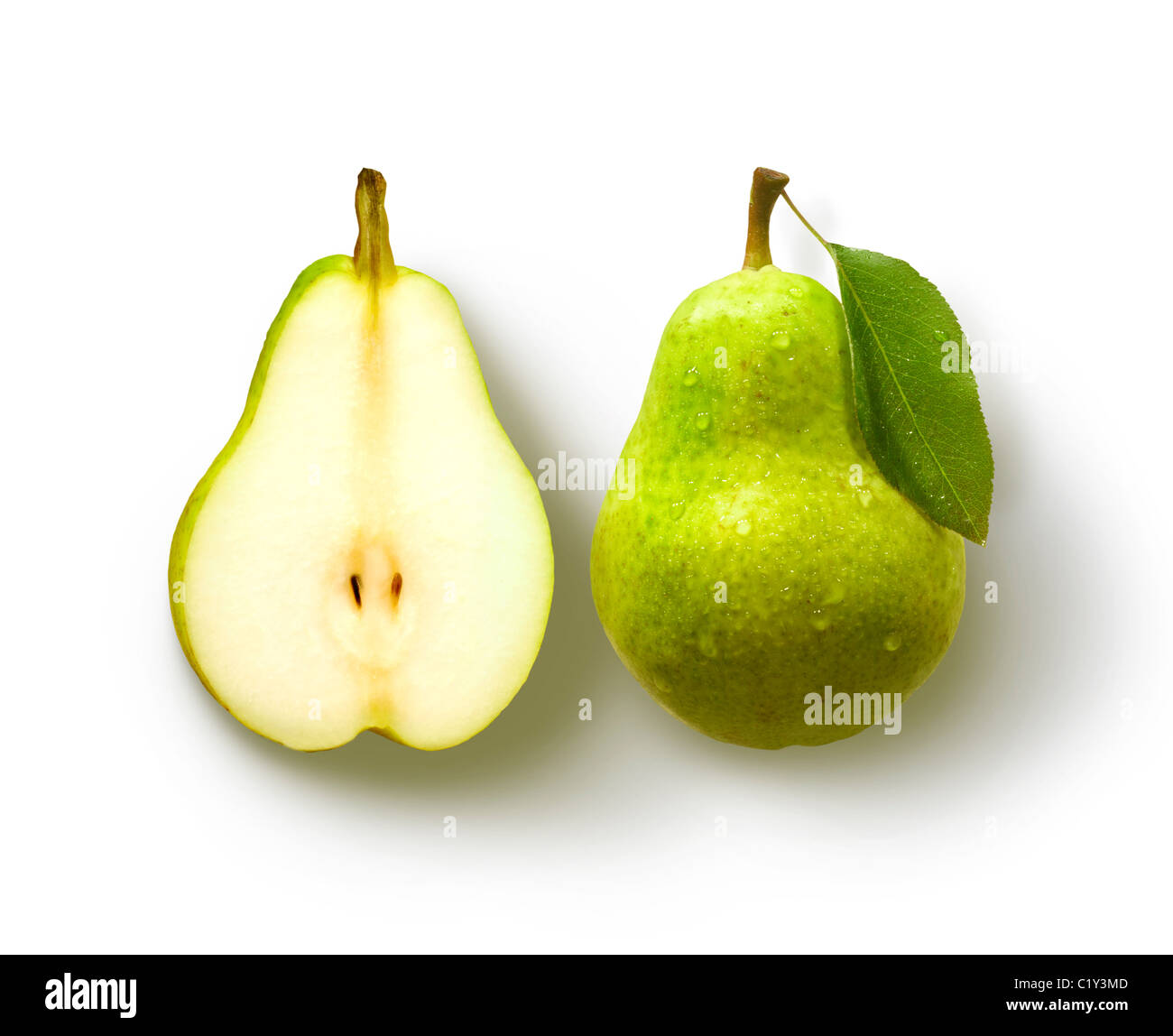 Pera con foglie e semi di pera su sfondo bianco Foto Stock