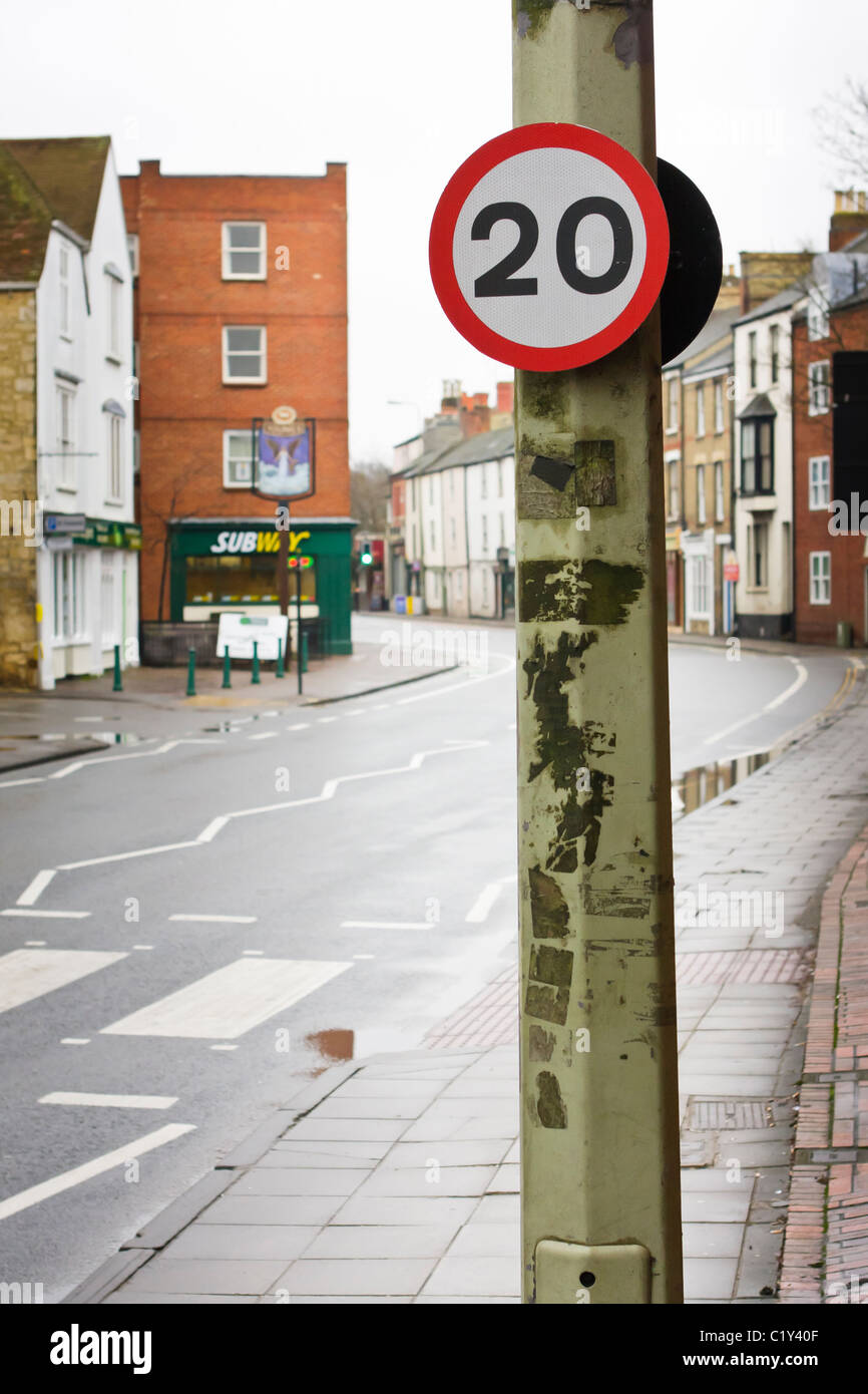 20 mph segnale di limite di velocità, Oxford, Regno Unito Foto Stock