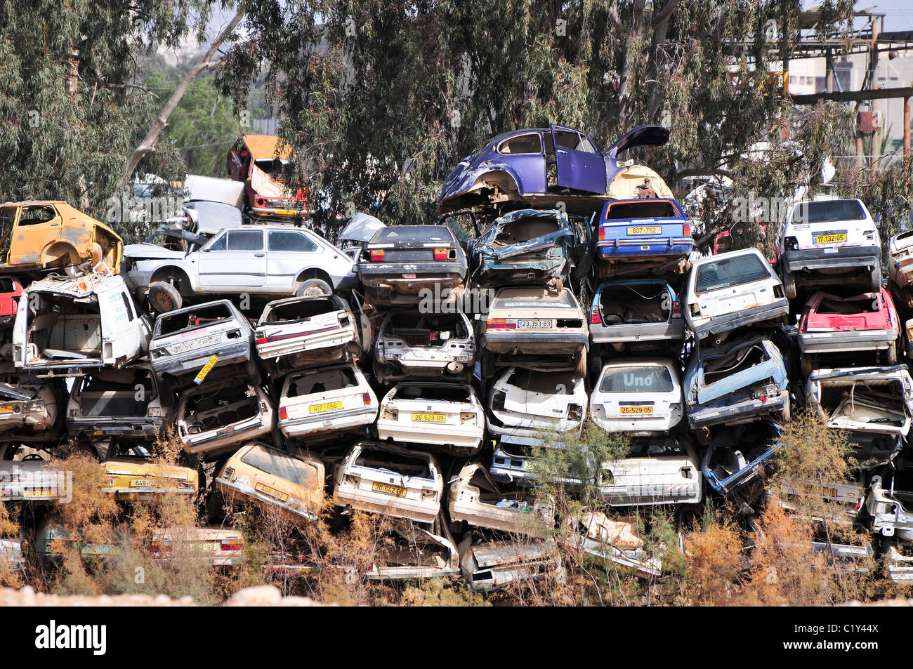 Auto scrapyard. Auto accatastate in un scrapyard. Fotografato in Beer Sheva Israele Foto Stock