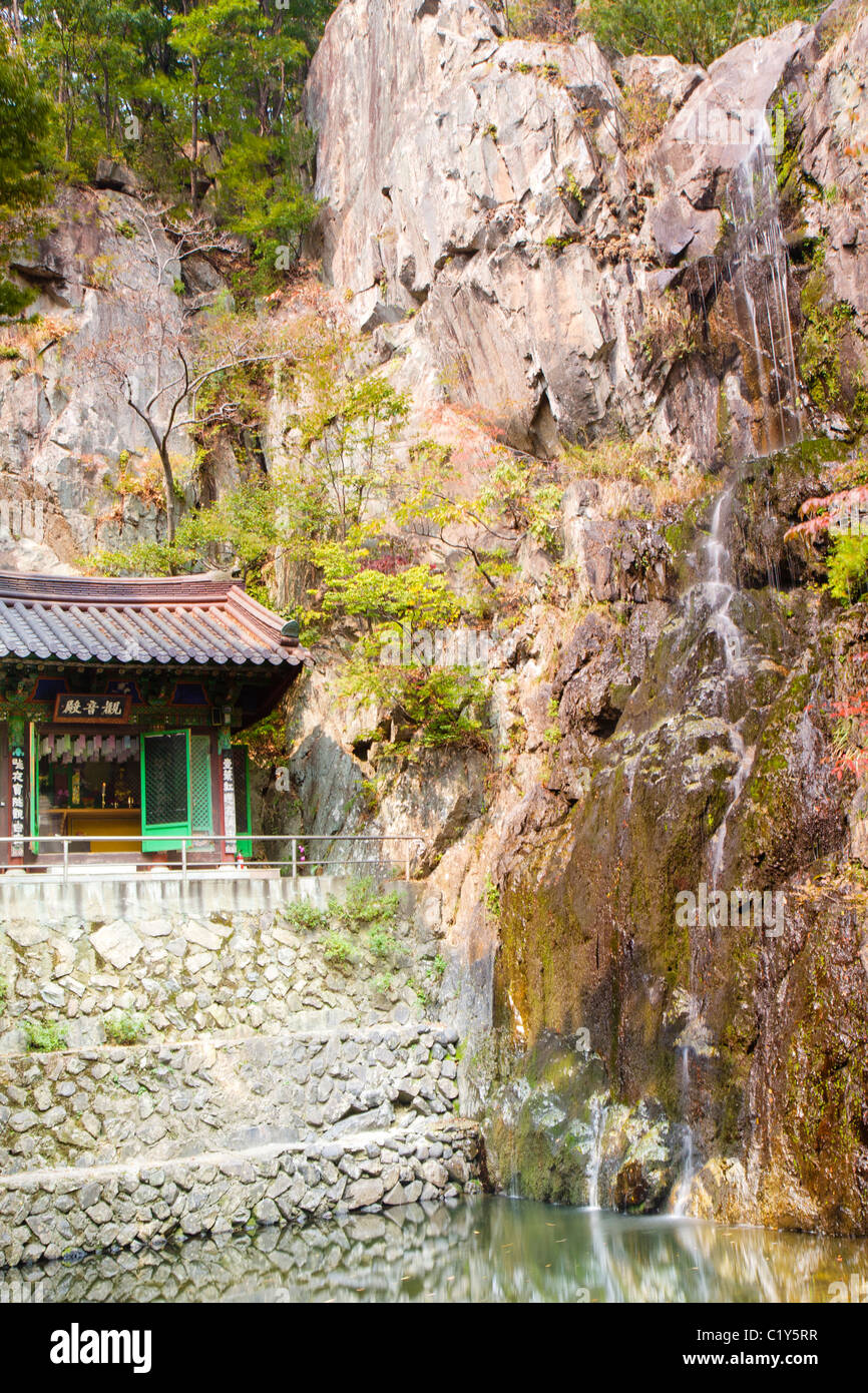 Tempio Hongryeong e cascata (verticale), Corea del Sud Foto Stock