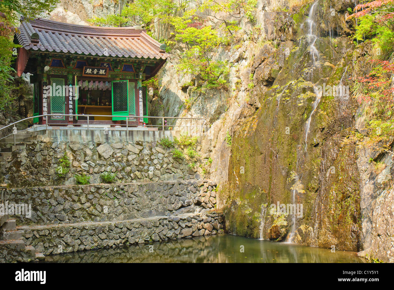 Tempio Hongryeong e cascata (primo piano), Corea del Sud Foto Stock