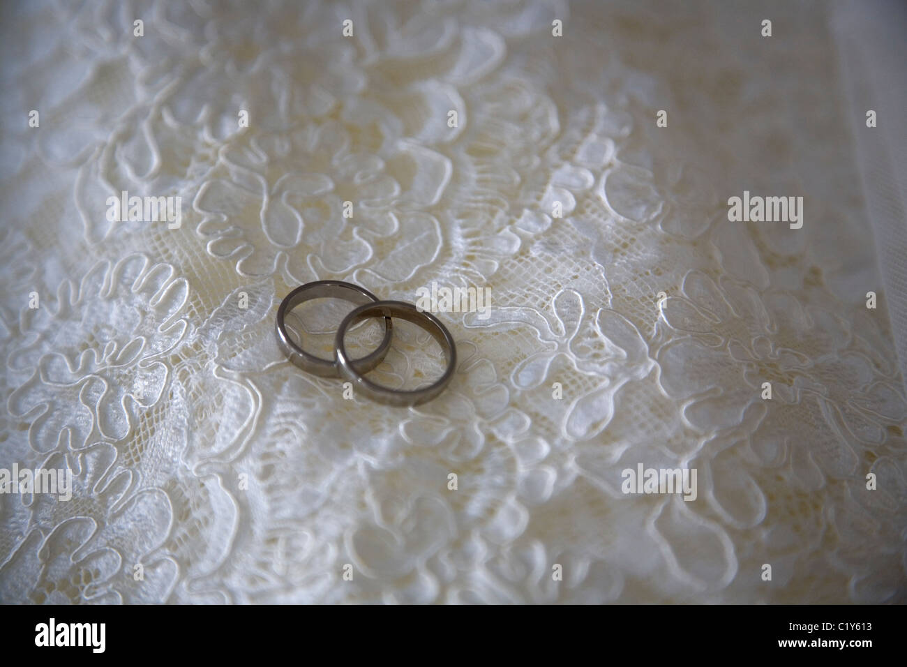 Due anelli in abito da sposa tessuto Foto Stock