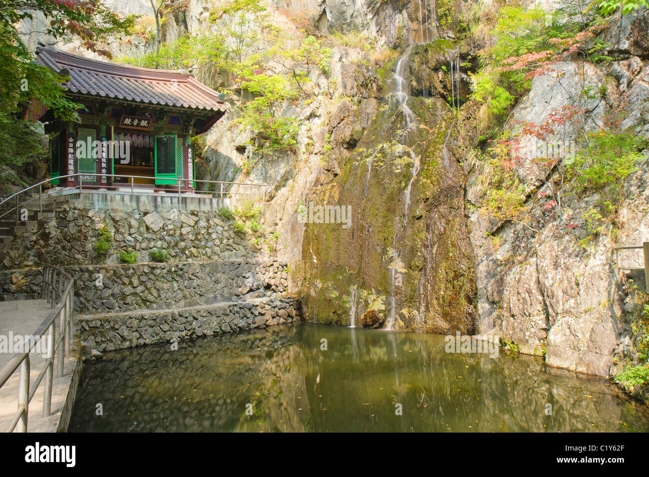 Tempio Hongryeong e cascata, Corea del Sud Foto Stock