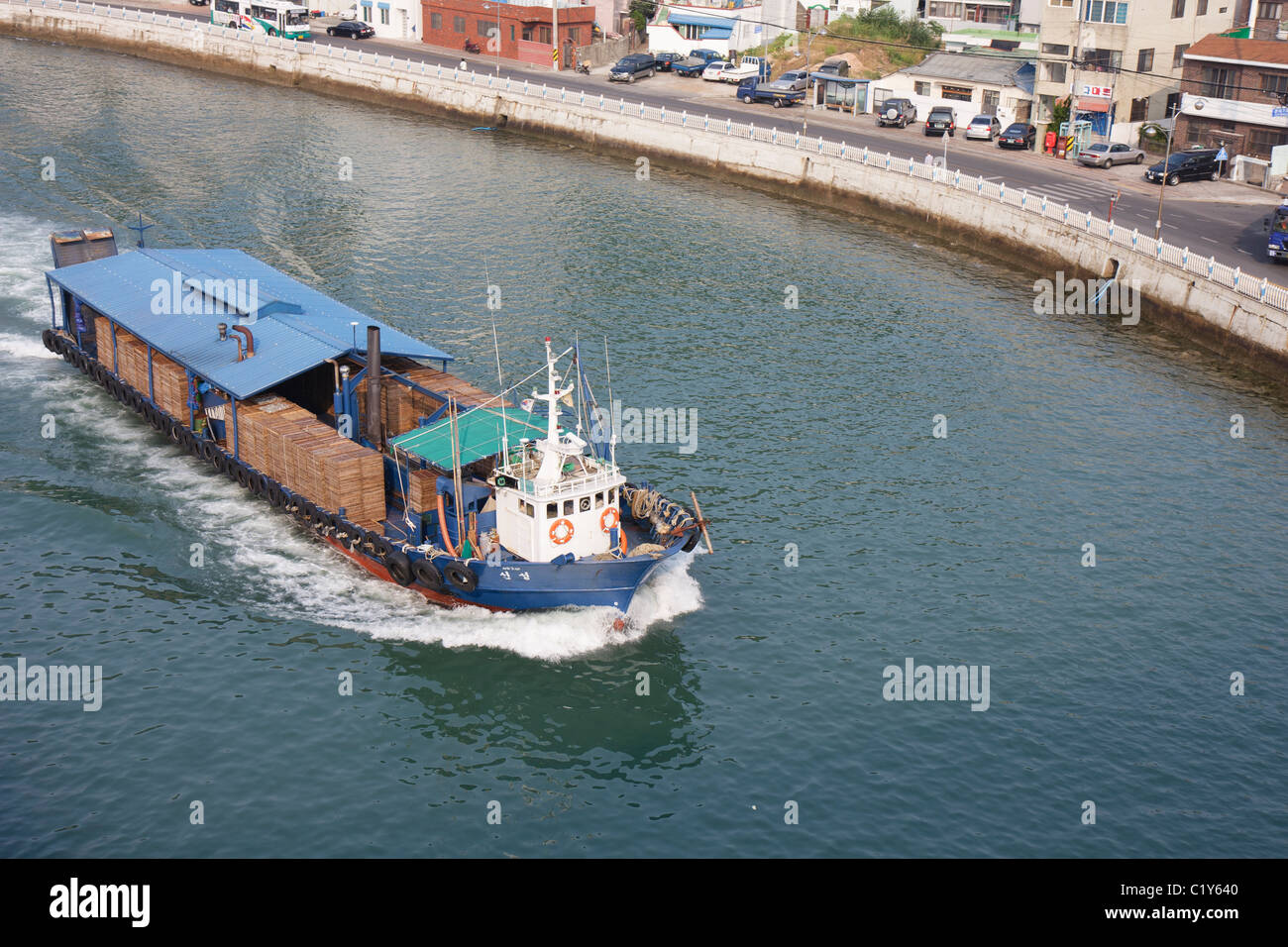 Barca commerciale sul canale Tongyeong (primo piano), Corea del Sud Foto Stock