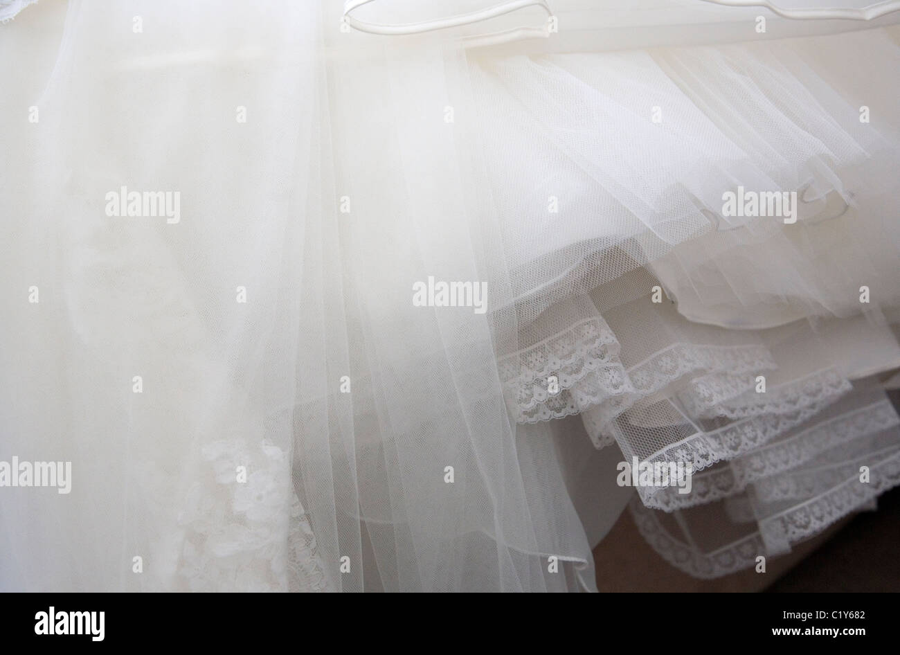 Coulisse di abiti da sposa Foto Stock
