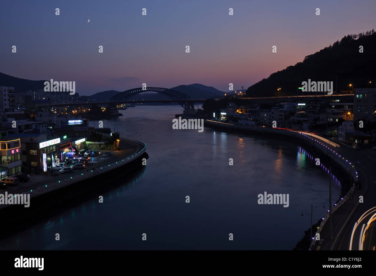 Tongyeong Canal e Grand Bridge al tramonto (wide), Corea del Sud Foto Stock