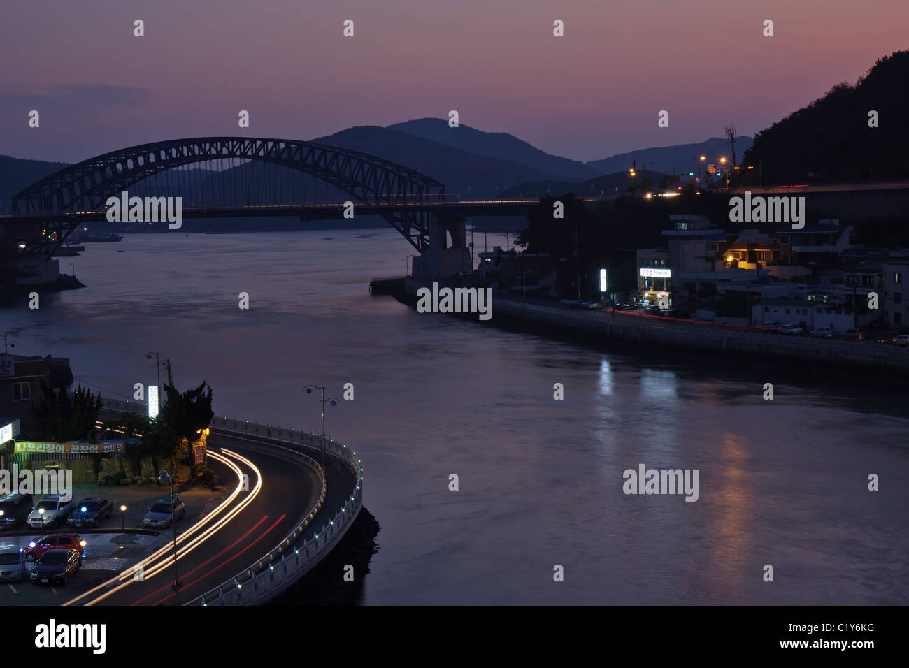 Tongyeong Canal e Grand Bridge al tramonto (primo piano), Corea del Sud Foto Stock