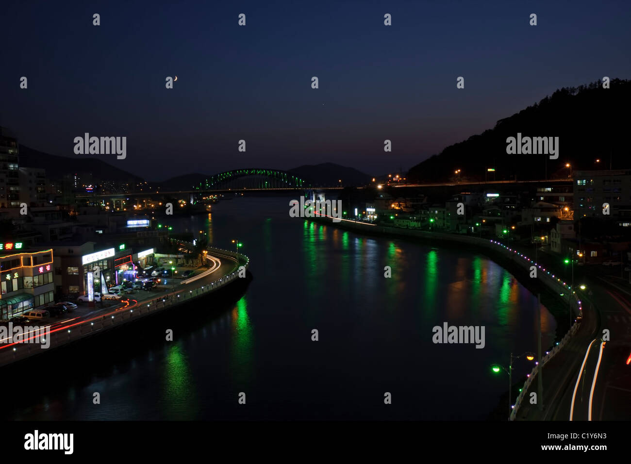 Tongyeong Canal e Grand ponte alla fine crepuscolo (wide), Corea del Sud Foto Stock